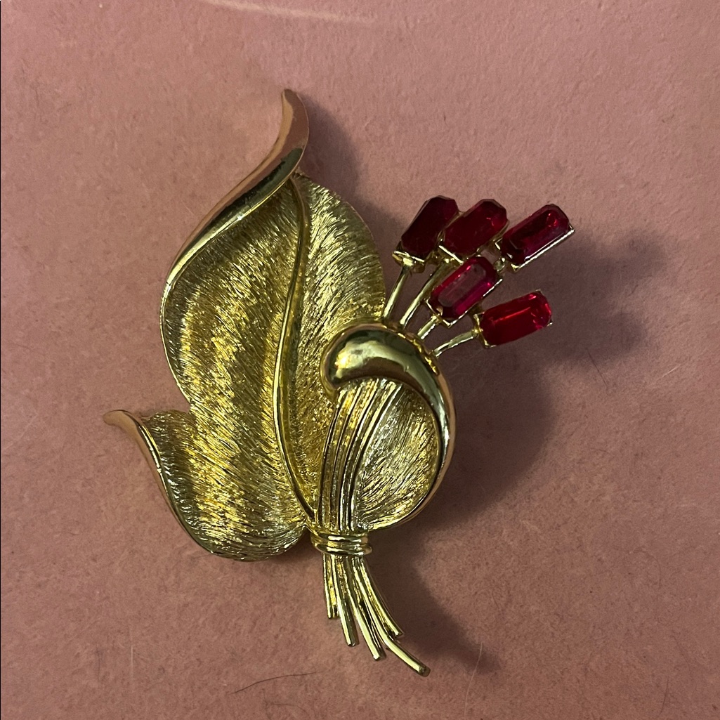 Elegant Vintage Gold Tone And Red Rhinestone Leaf Brooch